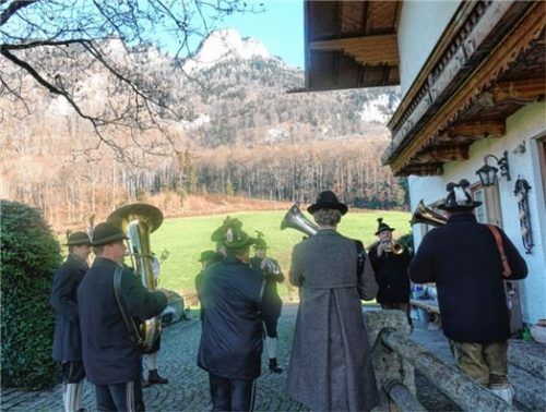 Auch heuer haben die Musikanten in Hinterberg bei Nußdorf die Bürger wieder mit musikalischen Neujahrsgrüßen erfreut. Foto Steffenhagen