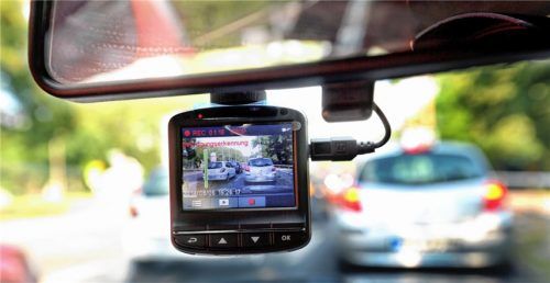 Auch wer bereits auf einem Schaden sitzen geblieben ist, hat keinen Anspruch darauf, den öffentlichen Raum mit Dashcams permanent zu überwachen. Foto  dpa