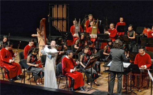 Auf althergebrachten chinesischen Instrumenten spielt das China National Traditional Orchestra. Foto re