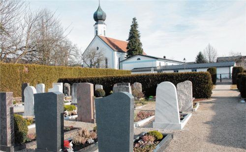 Auf dem Friedhof in Bad Endorf bestahlen zwei Bettlerinnen eine gehbehinderte Frau auf besonders dreiste Weise.Foto  Reisner