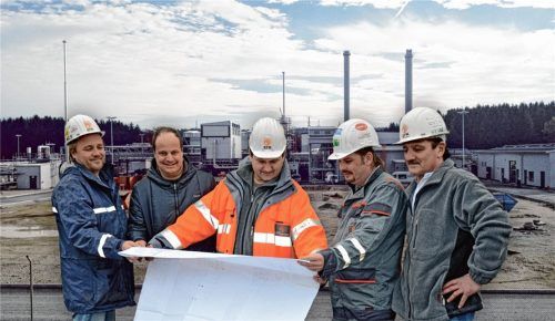 Auf der Großbaustelle genauso zu Hause wie in Burghausen: Fritz Kreutzpointner (2. v. li.) mit einem Mitarbeiterteam in Oberösterreich beim Auftrag „7-Fields“. Für das Gasspeicherprojekt, eines der größten Mitteleuropas, übernahm der Burghausener Elektrospezialist die Elektro-Montage und die elektrotechnische Inbetriebnahme von zwei Erdgasspeicheranlagen. Foto re
