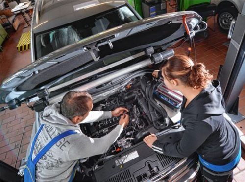 Ausbildung: Um auf dem Laufenden zu bleiben, vernetzen sich Lehrer und Ausbilder, etwa in Tuntenhausen Foto dpa