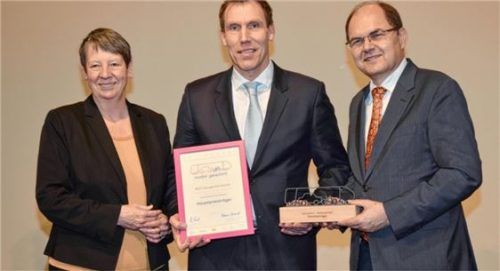 Auszeichnung übergeben: Bundesumweltministerin Dr. Barbara Hendricks, Initiator und Projektleiter Rainer Schissel, Bundesverkehrsminister Christian Schmidt (von links).