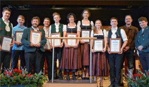 Auszeichnungen für ihre Leistungen: Dr. Andreas Stern (rechts) und Leonhard Neuner (Zweiter von rechts) überreichten (von links) Michael Häusler, Marinus Gartner, Peter Dögerl, Sebastian Dögerl, Julian Elsperger, Erna Heinl, Theresa Wimmer, Teresa Gartner und Simon Thusbaß ihre Urkunden. Foto amf