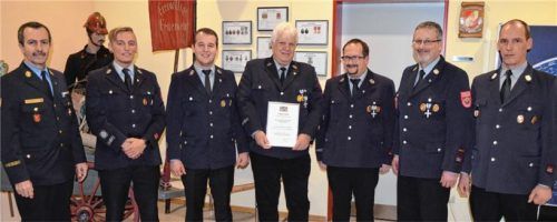 Auszeichnungen: Markus Heimbuchner (Dritter von rechts) und Günter Hochstetter (Mitte) als Empfänger des Bayerischen Feuerwehr-Ehrenzeichens mit den Kommandanten Armin Hörl (rechts) und Franz Wudy, den Vereinsvorsitzenden Mathias Kloo und Markus Paukert ( Zweiter von links) und Kreisbrandrat Richard Schrank (links).