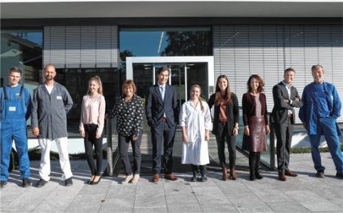 Auszubildende und Mitarbeiter von Meggle verschiedener Abteilungen mit ihrem Vorstandsvorsitzenden Reinhold Schlensok (Mitte). Foto re