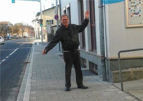 AWO-Vorsitzender Theo Auer kritisiert die neue Radweglösung vor dem Mehrgenerationenhaus.