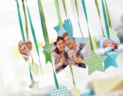 Babys lieben Bewegung. Dieses kreative Mobile wird mit selbst gestalteten Fotostickern zu einem besonderen Blickfang.Foto: djd/CEWE/Fotolia/Thinkstock