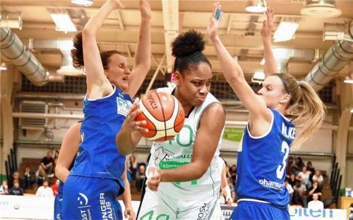 Bad Aiblings Destinee Lashea Young (Mitte) hält sich hier Marburgs Svenja Greunke (links) und Alexandra Wilke vom Leib.Foto Fehrmann