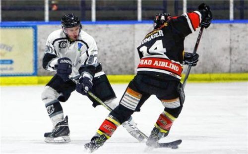 Bad Aiblings Thomas Neumaier (rechts) auf dem Vormarsch. Foto Butzhammer