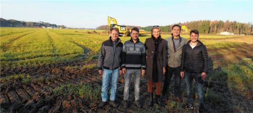 Bald wächst hier Gemüse: Maxi und Daniel Reichenspurner, Schlossherrin Stephanie von Pfuel, Peter Resch vom Reichenspurner Hof sowie Thomas Reichenspurner. Foto reichenspurner