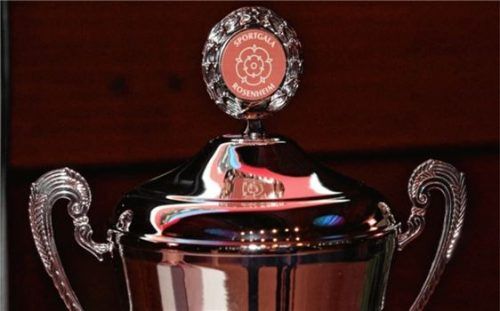 Begehrt: der Pokal für die Sportler des Jahres.