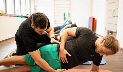 Bei den aktiv durchgeführten Therapieformen, die im Zentrum für Physio- und Trainingstherapie durchgeführt werden, werden die Patienten aktiv vom Therapeuten behandelt oder nehmen selbst aktiv teil.