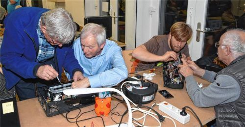 Bei der Anlieferungs-Statistik stehen elektrische Gerätschaften ganz oben. In der Hälfe aller Fälle gelingt es den ehrenamtlichen Fachkräften tatsächlich, die Fehlerquelle aufzuspüren und zu beheben. Fotos Schlecker