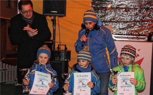 Bei der Siegerehrung der U8-Mädchen: Julia Müller-Luckinger, Theresa März und Marlene Hollnaicher mit Petra Niklas und Zweitem Bürgermeister Dieter Kannengießer.