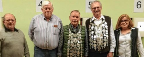 Bei der Siegerehrung von rechts: LG-Vizekönigin Anni Wageneder, LG-König Wolfgang Wageneder, LP-König Herbert Mitterer, Drittplatzierter Rudi Pichlmaier und LP-Vizekönig Sepp Fußeder. Foto  re
