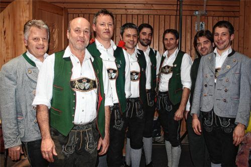 Beim Dreikönigskonzert der Musikkapelle Oberaudorf wurden Musikanten für ihre jahrzehntelange Treue geehrt. Unser Bild zeigt von links Klaus Kammerloher (Zweiter Vorsitzender MKO), Sepp Holzmaier (40 Jahre), Michael Kloo (25 Jahre), Markus Dörfer (25 Jahre), Johannes Resch (15 Jahre), Sebastian Resch (25 Jahre), Florian Bauer (Musikbund) und Christoph Höflinger ( Vorsitzender MKO).Foto ge