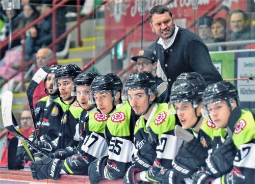 Beim Stand von 2:0 für Peiting und kurz nach der durch Schiedsrichter Roland Aumüller abgelehnten Auszeit zeigte Trainer Manuel Kofler Biss und anschließend agierten auch seine Spieler auf dem Eis bissiger. Foto  Ziegler