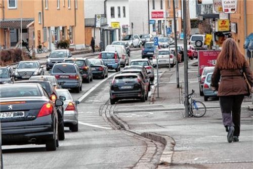 Beispiel Kufsteiner Straße: Ihr schlechter Zustand ist auch eine Folge des Pendlerverkehrs. Die Anlieger wehren sich dagegen, die Hauptlast der Erneuerung, von der andere profitieren, zu tragen. Foto bi