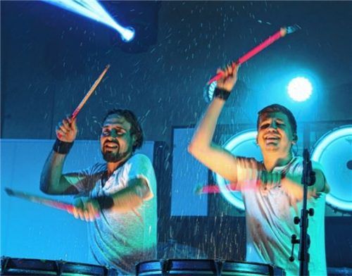 Benni Pfeifer (links) und Bernhard Pricha an den Wassertrommeln. Foto  Wunsam