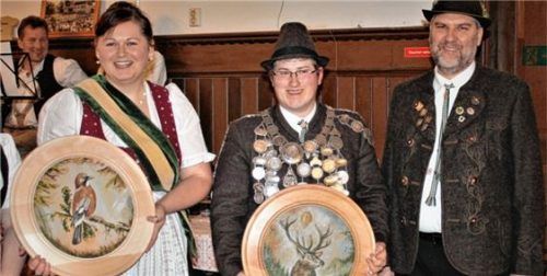 Bernd Cecil, Zweiter Vorstand der Auer Hubertusschützen (rechts), hatte die Ehre, den neuen Schützenkönig Julian Fuchs und Liesl Magdalena Gebhard zu proklamieren.