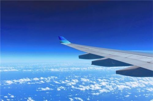 Bevor man entspannt im Flieger sitzt und den Blick über den Wolken genießen kann, gibt es einiges zu beachten.