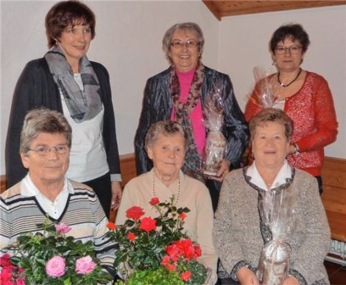 Blumen und kleine Geschenke für die Geehrten: Vorsitzende Agnes Gögerl (hinten links) freut sich über die treue Mitgliedschaft von Juliane Kirmaier (hinten Mitte) und Grete Dutz (hinten rechts) sowie (vorne sitzend von links): Monika Mayer, Anna Bock, Therese Wimmer. Foto Liebl