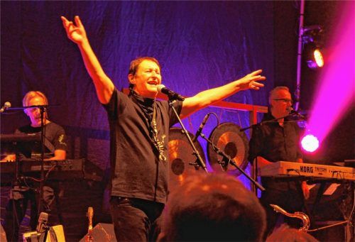 Brachte das Publikum in der Badria-Halle in Wasserburg schnell in Stimmung: Haindling alias Hans-Jürgen Buchner überzeugte als Musiker und Menschenfreund. Foto Falk