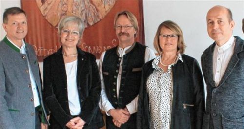 Bügermeister Hubert Wildgruber, Dekanin Hanna Wirth, Prädikant Christian Schäfer, Pfarrerin Renate Hübner-Löffler und Pfarrer Günter Nun.Foto re
