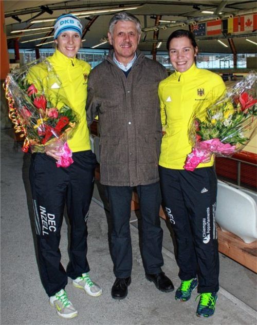 Bürgermeister Hans Egger (Mitte) freut sich über die Bronzemedaille von Roxanne Dufter (links) und Gabi Hirschbichler (rechts) im Team bei der EM in Russland. Foto Huber