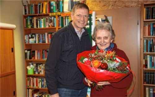 Bürgermeister Hubert Wildgruber dankte Büchereileiterin Ursula Lang für ihr Engagement.Foto Gruber