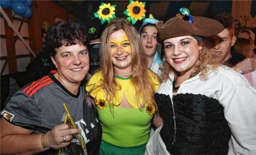 Bunter Kostüm-Mix bei der Après-Ski-Party des ASV