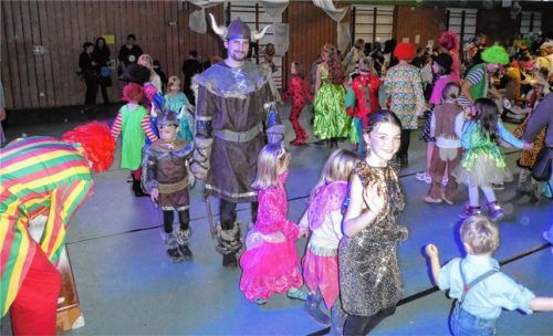 Clown Beppo unterhält Ritter und Feen