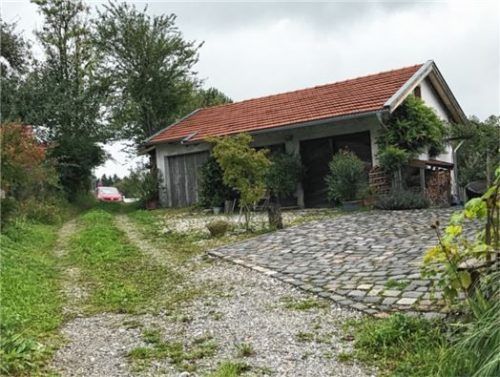 Darf nur noch von Radlern und Fußgängern benutzt werden: Der schmale Weg (hier der Blick von Süden), der zu den Garagen von Familie S. führt.Fotos re