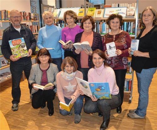 Das Büchereiteam von links stehend: Bernhard Käsbohrer, Gundula Grabb, Maria Schomers, Margit Jerabek, Inge Eberle, Renate Goschy; von links unten: Claudia Koschate, Gabi Schmid und Claudia SieberathFoto .re
