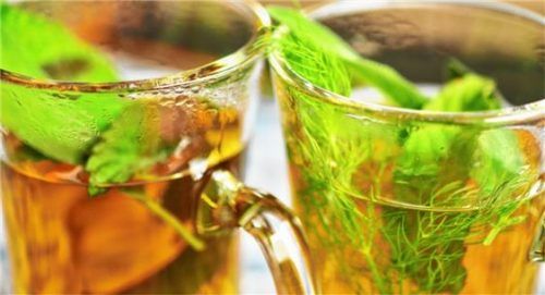 Das Katerfrühstück sollte möglichst bekömmlich sein: Je nach Übelkeit lieber erst einmal keine feste Nahrung zu sich nehmen und mit Kräutertees in den nächsten Tag starten. Wer Appetit hat, sollte auf Proteine und fettreiche Nahrung setzen: Rührei mit Schinken füllt die Speicher optimal auf.