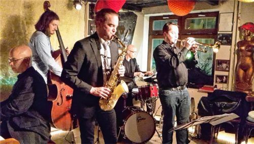 Das Martin Auer-Quintett mit Jan Eschke, Andreas Kurz, Florian Trübsbach, Bastian Jütte und Martin Auer (von links) im „Le Pirate“. Foto  Rose