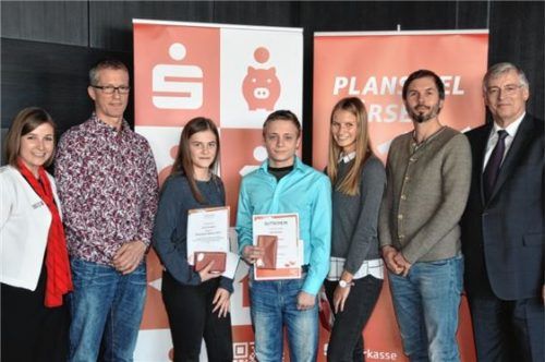 Das Sieger-Team „Gerlindra“ –  Alexandra, Gerome und Angelina von der Otfried-Preußler-Mittelschule Stephanskirchen eingerahmt von (von links): Sparkassen-Jugendmarktbeauftragte Monika Riedle, Schulleiter Florian Burggraf, Klassenlehrer Michael Ziegler und Alfons Maierthaler, Vorstandsvorsitzender der Sparkasse. Foto Schlecker