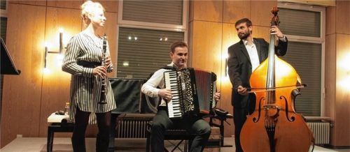 Das Trio „Gschekad“: Franziska Wallner mit der Klarinette, Martin Paffinger mit dem Akkordeon und Maximilian Schmid an der Bassgeige. Foto  Kaiser