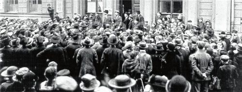 Demonstration am 22. Februar 1919 vor der Königsschule nach der Ermordung von Ministerpräsident Kurt Eisner. Foto Stadtarchiv Rosenheim