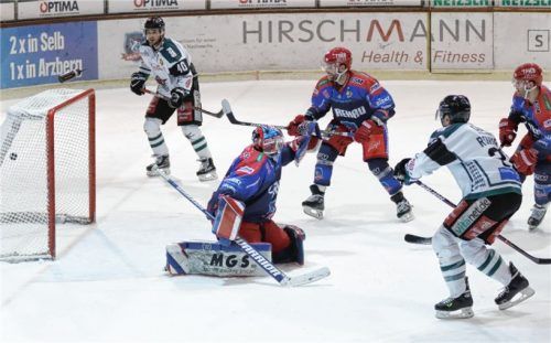 Der 2:2-Ausgleich für die Starbulls Rosenheim durch Micky Rohner (rechts). Fotos  Wiedel