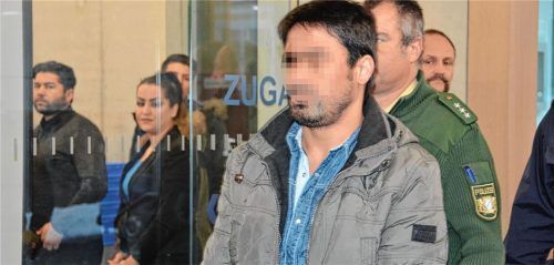 Der Frauenmörder beim Prozessauftakt in Traunstein im Januar. Foto kretzmer
