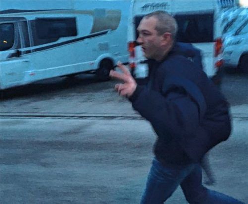 Der Dieb auf der Flucht, von einem couragierten Zeugen fotografiert. Die Polizei fragt: Wer kennt diesen Mann?