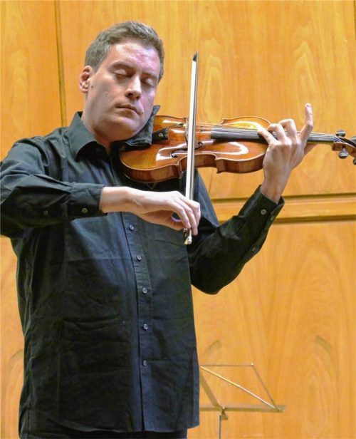 Der Geiger Kristóf Baráti scheint ganz versunken in die Musik von Johannes Brahms zu sein. Foto  Janka