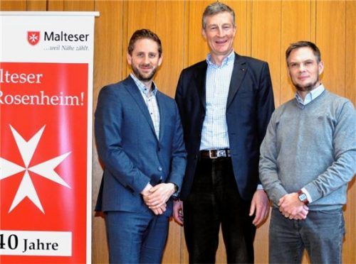 Der kommissarische Dienststellenleiter Christian Scheufen (rechts), begrüßte Cornelius Freiherrn von Fürstenberg (Mitte), Mitglied des Geschäftsführenden Vorstands des Malteser Hilfsdienstes, und Bezirksgeschäftsführer Florian Pohl im Malteserhaus in Rosenheim.Foto re