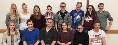 Der Vorstand der Pruttinger Landjugend: Hinten von links: Sandra Fischer, Rebecca Dangl, Laura Maier, Sebastian Adolff, Thomas Thusbaß, Johannes Thuspaß, Theresa Wimmer und Florian Häusler; sitzend von links Tina Gruber, Stefan Fortner, Florian Heumeier, Lisa Soboll, Magdalena Adolff und Tobias Wimmer.Foto re