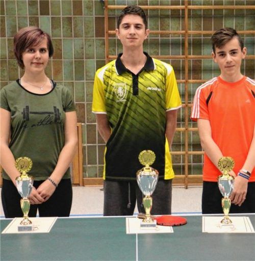 Der zweifache Vereinsmeister Adrian Kolakusic (Bildmitte) nahm nicht nur die Gratulation der Zweitplatzierten, Franziska Heller (links), sondern auch des Drittplatzierten, David Hacker (links), entgegen.Foto Erlich