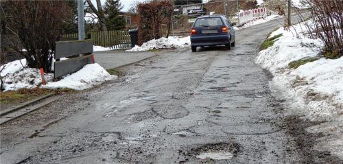 Die Anlieger sollen für die Sanierung von Straßen nicht mehr anteilig zur Kasse gebeten werden. Die „Strabs“ wird gekippt, heißt es. Doch wer soll dann die Kosten übernehmen? Die Kommunen jedenfalls lehnen es ab, hier in die Bresche zu springen.Foto amf