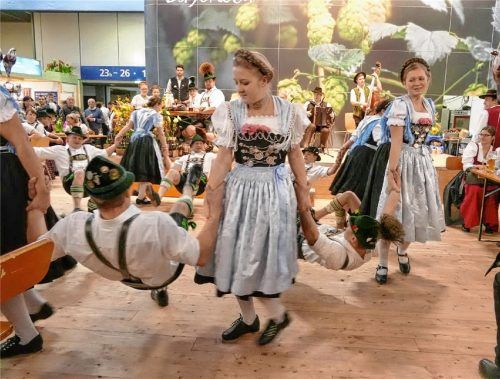 Die bayerische Tradition aufleben lassen – das gehört zum Programm bei der Grünen Woche in Berlin dazu, wie das Foto aus dem vergangenen Jahr mit den Trachtlern aus Übersee zeigt.Foto hö