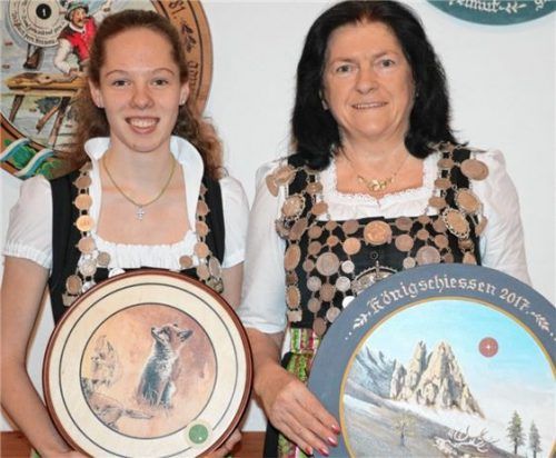 Die beiden Schützenköniginnen Hildegard Kronast (rechts) und Karin Bauer. Foto reh